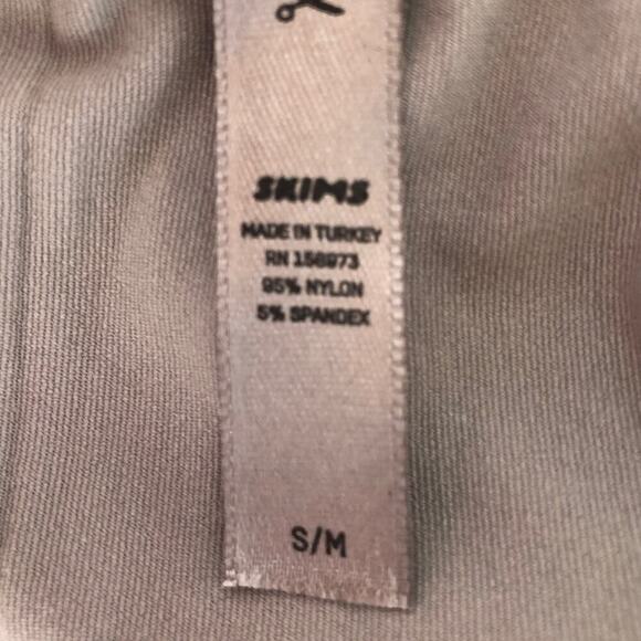 SKIMS Essential Bodysuit Crew Neck Long Sleeve Seamlesss Stretch  S/M - Picture 5 of 7